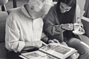 Avô e neta compartilhando histórias em fotografias