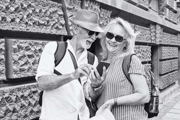 Casal olhando o celular, felizes.